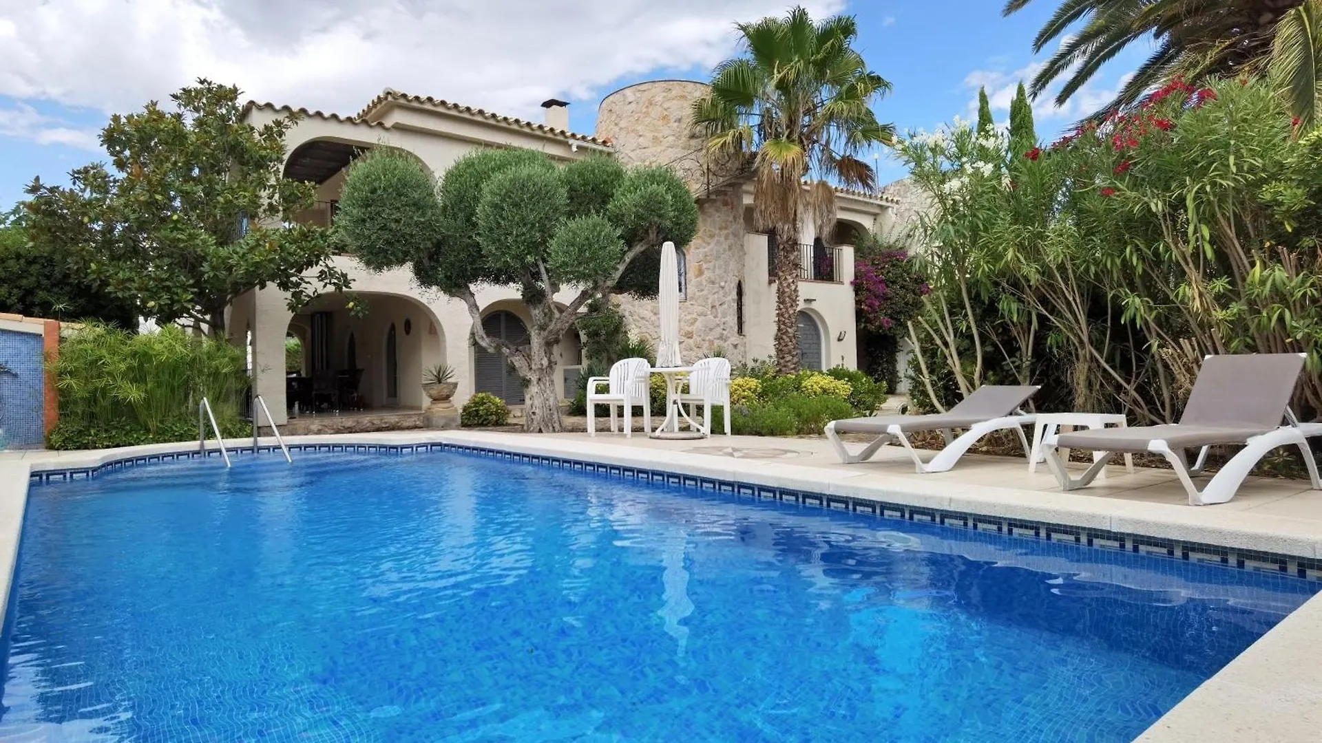 Leon Inmo Villa Royal - 10500 location