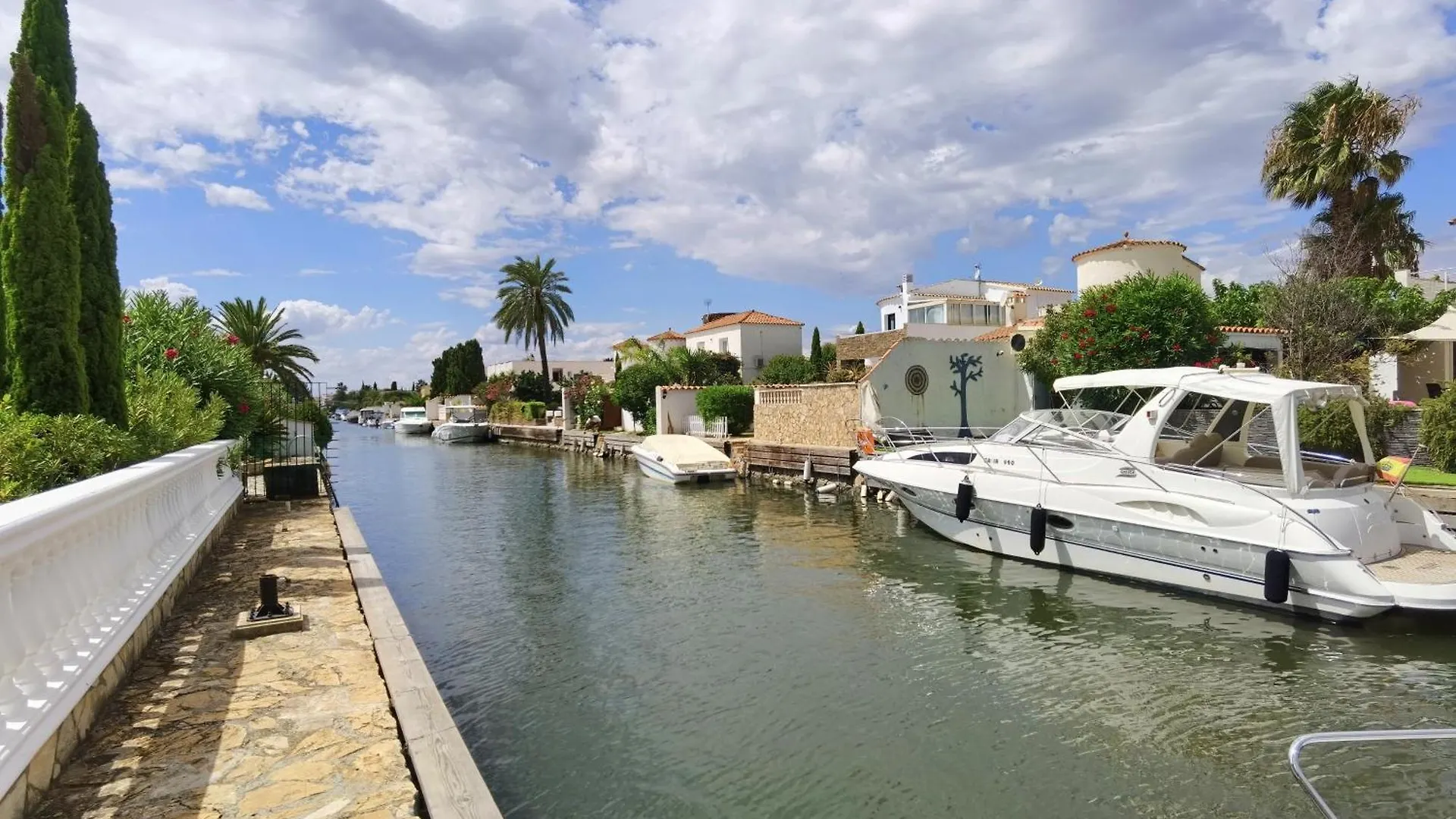 Leon Inmo Villa Royal - 10500 Empuriabrava 0*,  Espanha
